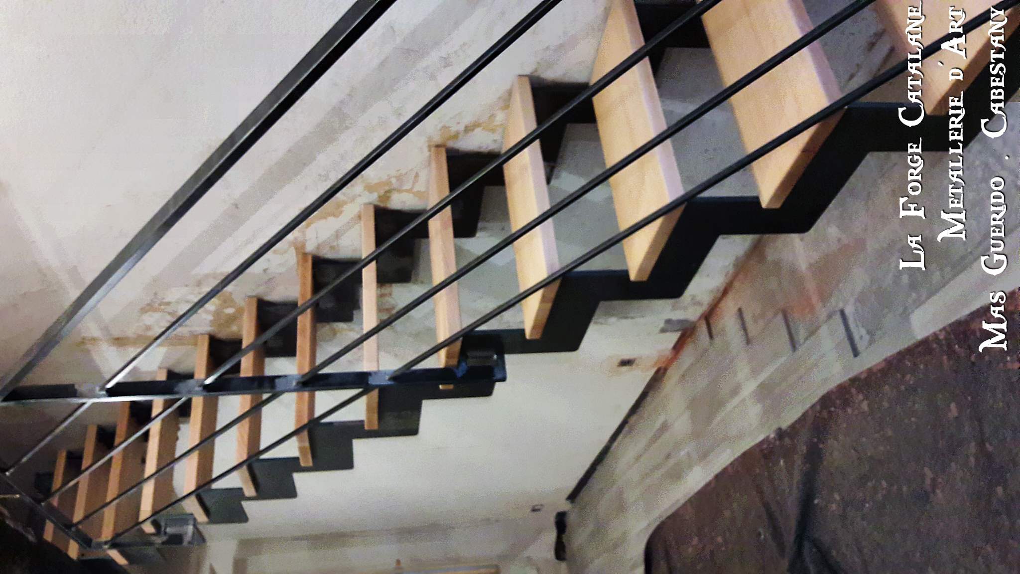 Escalier double limon cremaillere marches bois fer forge catalane (9).jpg